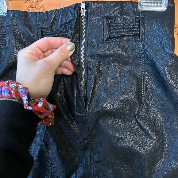 Free people faux leather mini skirt size 0 - Picture 4 of 4